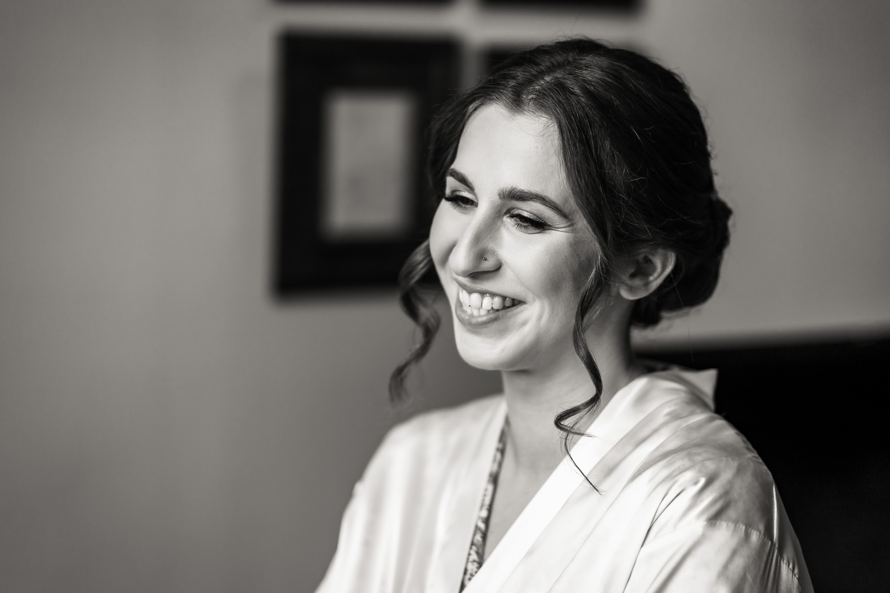 Jewish wedding bride getting ready