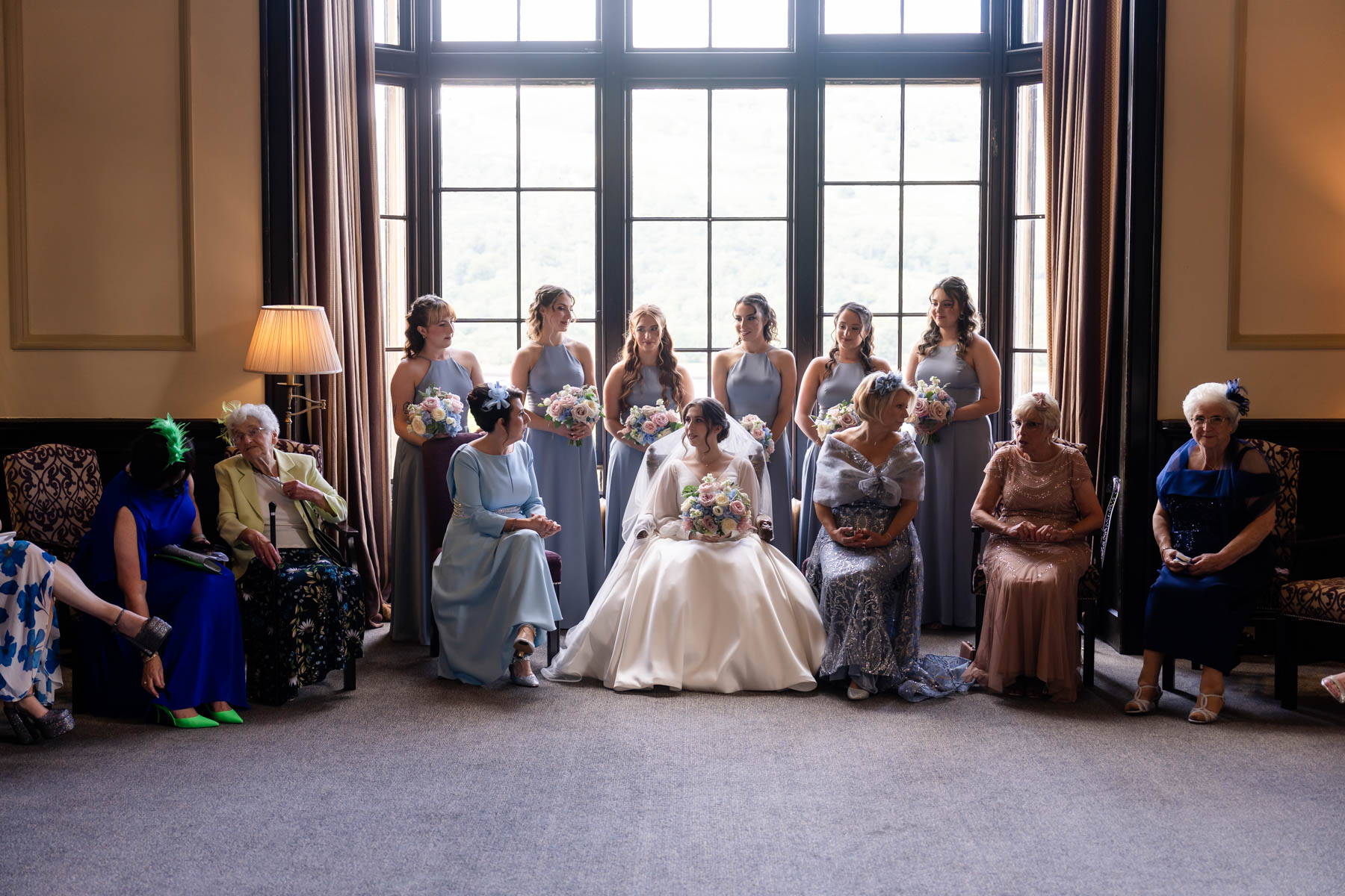 Bride and women wait for the bedeken