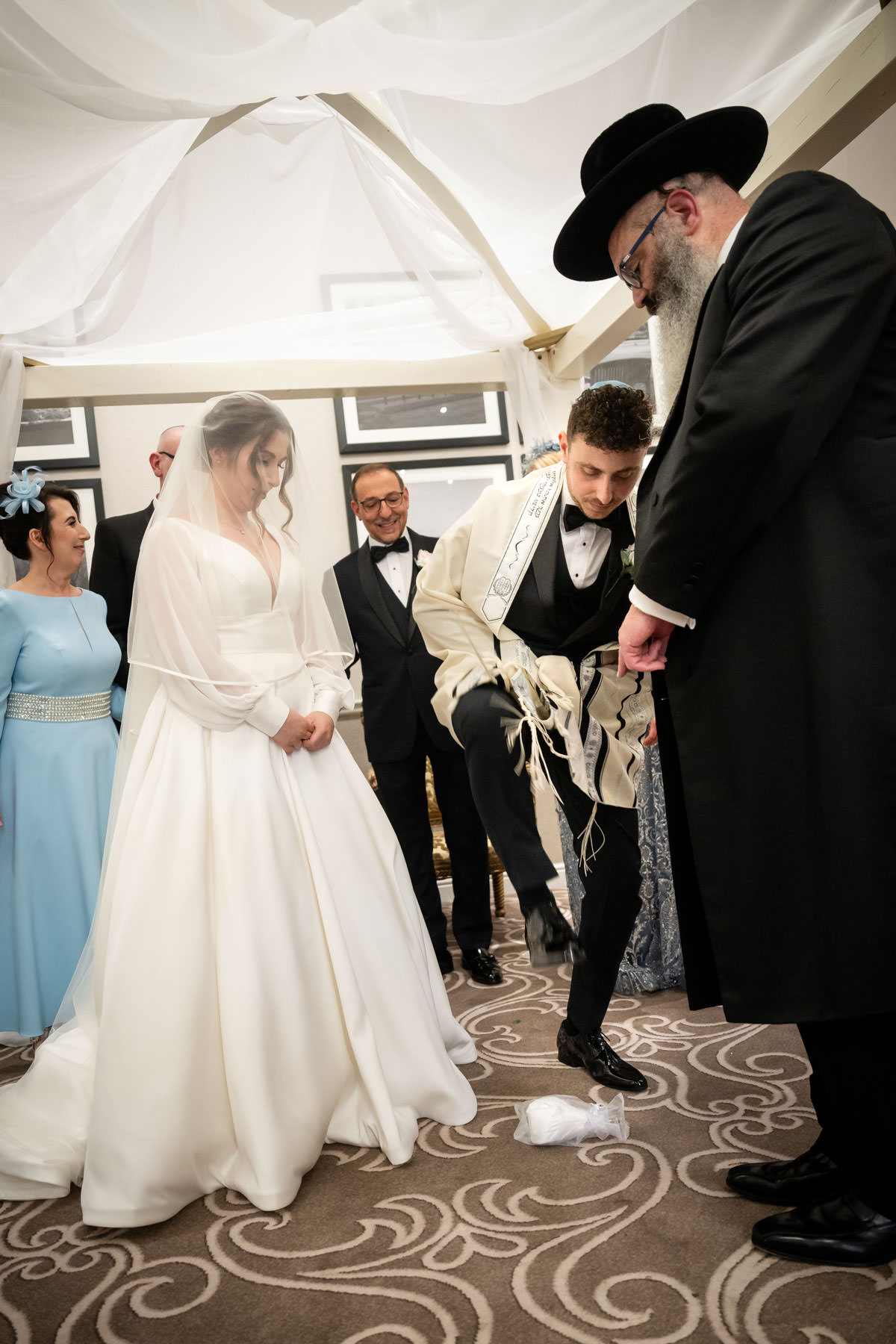 jewish wedding groom smashing the glass